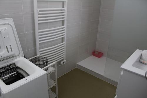 een badkamer met een wastafel en een wasmachine bij APPARTEMENT VILLA MERCEDES in Saint-Jean-de-Luz