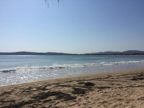 a sandy beach with the ocean in the background at Guest House Niya Chernomorets in Chernomorets