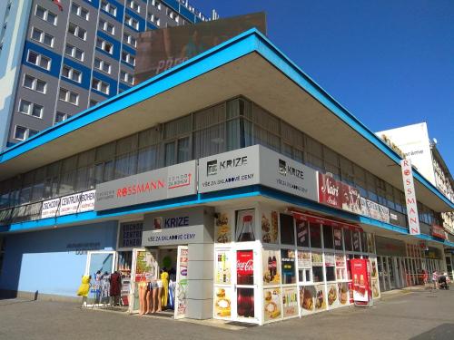 Supermarket nebo jiné obchody v  hotelu nebo okolí