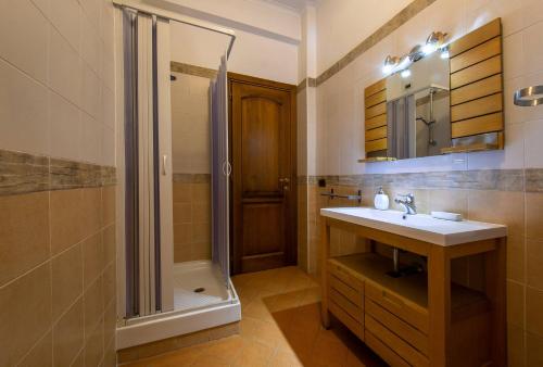 ein Bad mit einem Waschbecken, einer Dusche und einem WC in der Unterkunft AnnoDomini in Rom