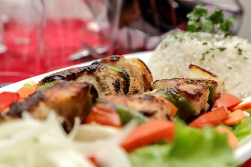 ホテルの敷地内または近くでの食事または食べ物