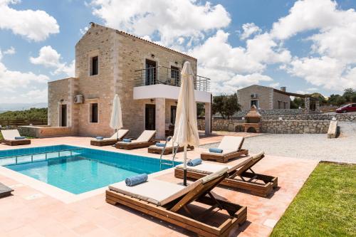 Bazén v ubytovaní Dimokritos Villas IV, V, & VI, a homestay experience, By ThinkVilla alebo v jeho blízkosti