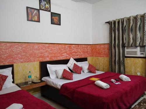 Postel nebo postele na pokoji v ubytování Agra Paying Guest House
