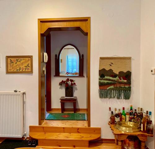 Habitación con puerta con lavabo y espejo en Πέτρινο παραδοσιακό σπίτι "Χιονάτη", en Nymfaio