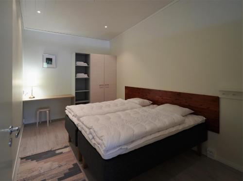 ein Schlafzimmer mit einem großen Bett in einem Zimmer in der Unterkunft Rukariutta Apartments in Ruka