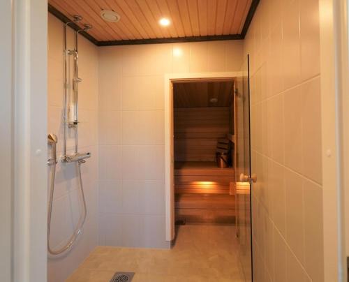 La salle de bains est pourvue d'une douche et d'une douche à l'italienne. dans l'établissement Rukariutta Apartments, à Ruka