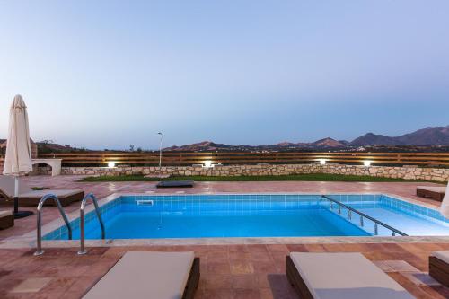 Bazén v ubytovaní Dimokritos Villas IV, V, & VI, a homestay experience, By ThinkVilla alebo v jeho blízkosti