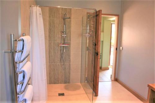 y baño con ducha y puerta de cristal. en Blashford Manor Holiday Cottage - The Dartmoor Cottage, en Ellingham