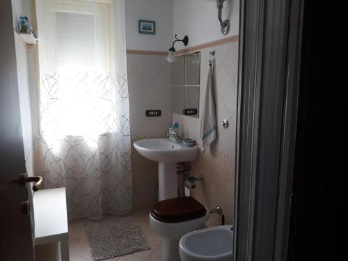 un piccolo bagno con servizi igienici e lavandino di Vacanzasicilia a Porto Empedocle