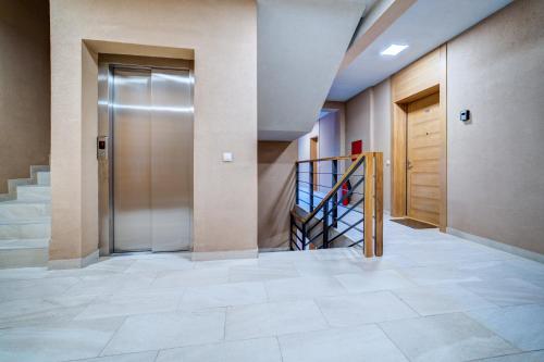 ein Flur mit Tür und Treppe in einem Gebäude in der Unterkunft Hill Spa in Zlatibor