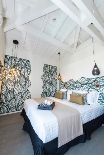a bedroom with two beds in a room at L'Anderenis Boutique Hôtel in Andernos-les-Bains