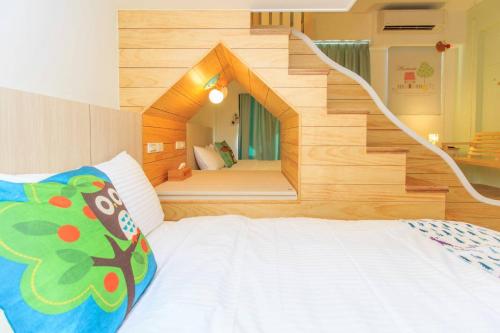 a bedroom with a bed with a spiral staircase at 新斑鳩小鎮親子民宿 10-28人可來電包棟 in Wujie