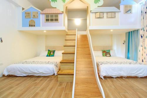 Habitación infantil con 2 camas y escalera en 新斑鳩小鎮親子民宿, en Wujie