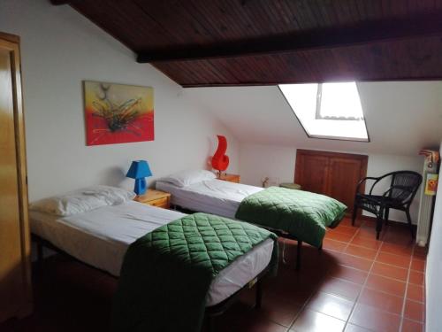 una camera con due letti con lenzuola verdi di Principe di Napoli a Pescasseroli