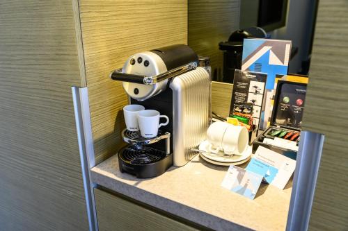 Tetera y cafetera en Tal By The Beach - An Atlas Boutique Hotel