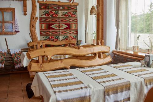Un dormitorio con 2 camas y una pared con en Karpaty Viking, en Nizhneye Sinevidnoye