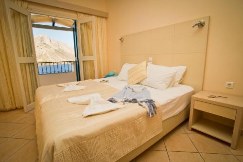 Una habitación de hotel con una cama con toallas. en Elena Village, en Kalymnos