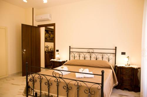 een slaapkamer met een bed en een spiegel bij B&B Serena in Castellammare di Stabia