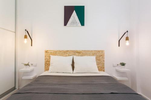 1 dormitorio con 1 cama con 2 mesas blancas en Disinffected Kifissia Central near Metro Apartment 1BR, en Atenas