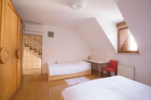 1 dormitorio con 2 camas, escritorio y ventana en Spacious 2-bedroom apartment Zabjak with AC Tour As Ljubljana, en Liubliana