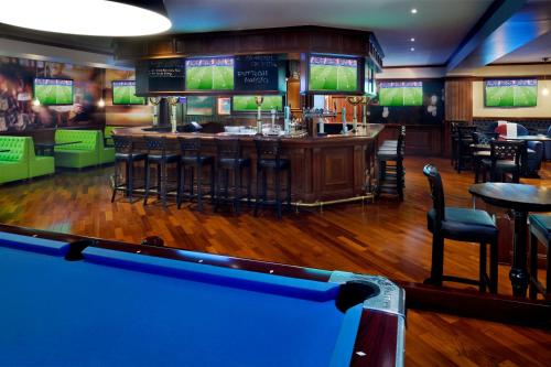 Mövenpick Hotel & Apartments Bur Dubaiにあるテレビまたはエンターテインメントセンター