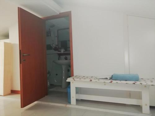 łazienka z ławką i umywalką w obiekcie L'Alloggio di Anna Maria Mansarda con bagno privato w mieście Empoli