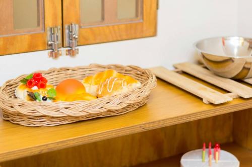 a basket of fruit sitting on a kitchen counter at 新斑鳩小鎮親子民宿 10-28人可來電包棟 in Wujie