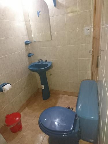 un bagno con un water blu e un lavandino di Sumaq Samay a San Antonio de los Cobres