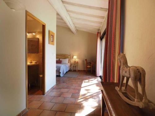 Ένα ή περισσότερα κρεβάτια σε δωμάτιο στο Le Clos des Cyprès Maison d'hôtes de charme - Diner Gourmet & Bien-être