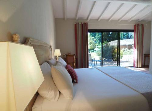 Ένα ή περισσότερα κρεβάτια σε δωμάτιο στο Le Clos des Cyprès Maison d'hôtes de charme - Diner Gourmet & Bien-être