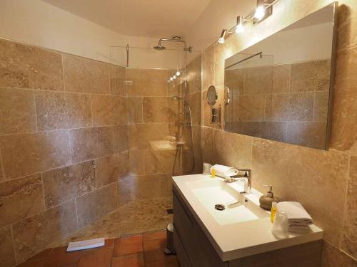 Kúpeľňa v ubytovaní Le Clos des Cyprès Maison d'hôtes de charme & Diner Gourmet
