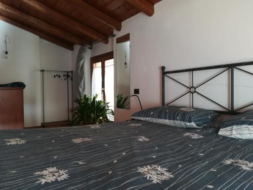 a bedroom with a large bed in a room at La Casetta in Como