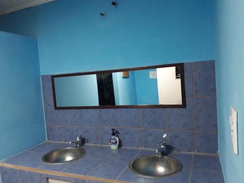 two sinks in a bathroom with a mirror at Hostel Familia de Campo in El Chalten