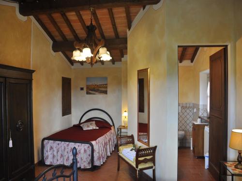聖薩維諾山的住宿－Villa Agrirosa，一间卧室,卧室内配有一张床和一把椅子