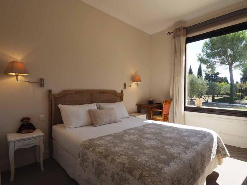 Ένα ή περισσότερα κρεβάτια σε δωμάτιο στο Le Clos des Cyprès Maison d'hôtes de charme - Diner Gourmet & Bien-être