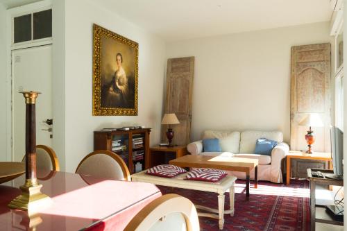 sala de estar con sofá y mesa en Veoapartment Mateos Gago 3D, en Sevilla