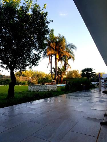 Un jardín fuera de Casa vacanza le tre palme