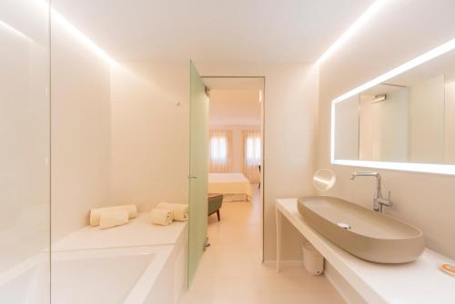 ein Badezimmer mit Waschbecken und Badewanne in der Unterkunft Fonda Llabres Boutique in Alcúdia