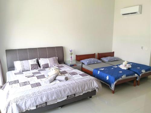 Кровать или кровати в номере Sparkling clean Homestay @ Kota Kemuning - Rimbayu