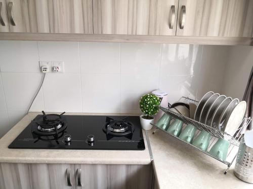 Virtuvė arba virtuvėlė apgyvendinimo įstaigoje Sparkling clean Homestay @ Kota Kemuning - Rimbayu