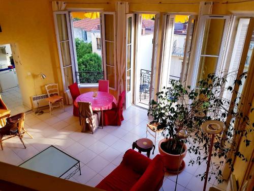 ニースにあるAncient Italian Palaceのリビングルーム(赤いソファ、テーブル付)