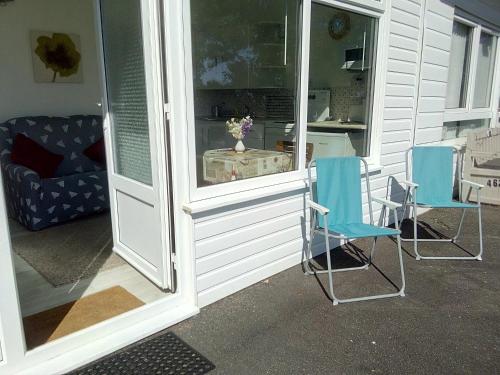 two chairs and a table in a room at Chalet for two - Dartmouth in Dartmouth