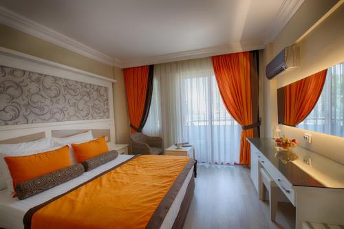 Postel nebo postele na pokoji v ubytování Mendos Garden Exclusive Hotel Fethiye