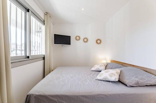 une chambre blanche avec un lit et une fenêtre dans l'établissement T2 SUPERBE VUE MER et Vallon Des Auffes avec Parking, à Marseille