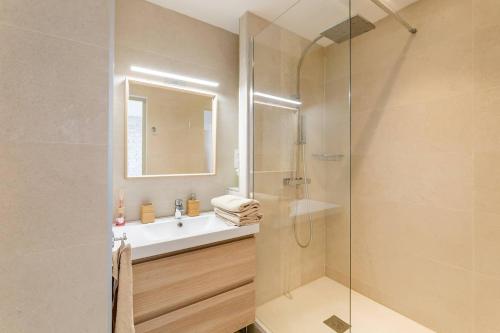 une salle de bain avec une douche en verre et un lavabo dans l'établissement T2 SUPERBE VUE MER et Vallon Des Auffes avec Parking, à Marseille