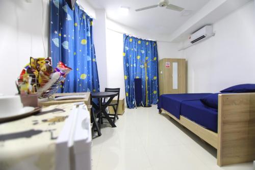 - une chambre avec un lit, une table et des chaises dans l'établissement Resting View, à Malé