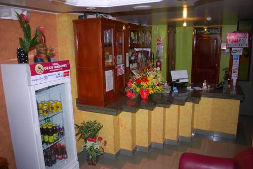 a store with a counter with flowers on it at Hotel Gran Quitumbe in Quito