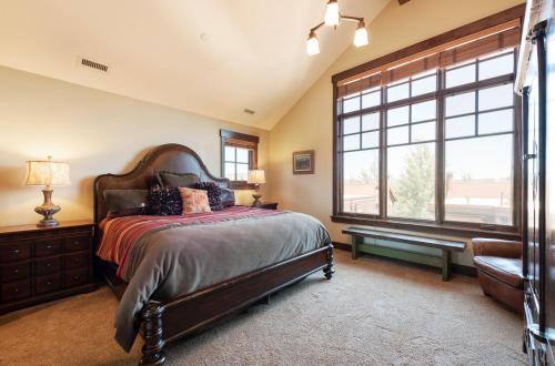 ein Schlafzimmer mit einem großen Bett und einem Fenster in der Unterkunft Silver Star #703 - 3 Bed TH in Park City