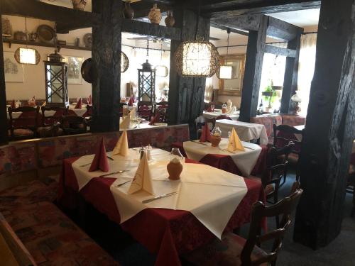 - une salle à manger avec des tables et des serviettes dans l'établissement Hostaria del Castello, à Marbourg