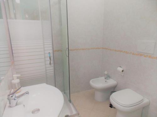 a bathroom with a toilet and a glass shower at AuStrAle in Albenga